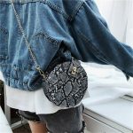 Sac à main serpent au design arrondi