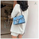 Accessoire fashion en peau de serpent bleu