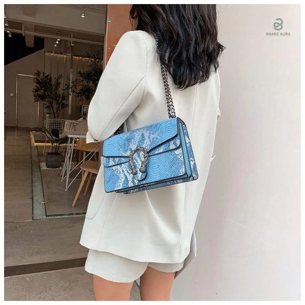 Accessoire fashion en peau de serpent bleu