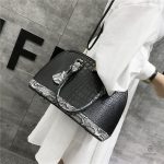 Sac noir cuir serpent avec finition élégante
