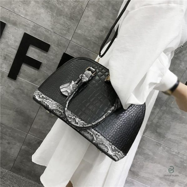 Sac noir cuir serpent avec finition élégante