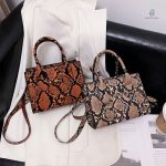 Sac serpent en cuir marron, parfait pour une tenue chic et décontractée