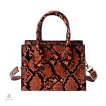 Sac serpent marron foncé en cuir élégant et moderne