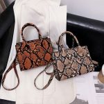 Sac en cuir marron foncé avec motif serpent distinctif