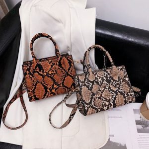 Sac en cuir marron foncé avec motif serpent distinctif