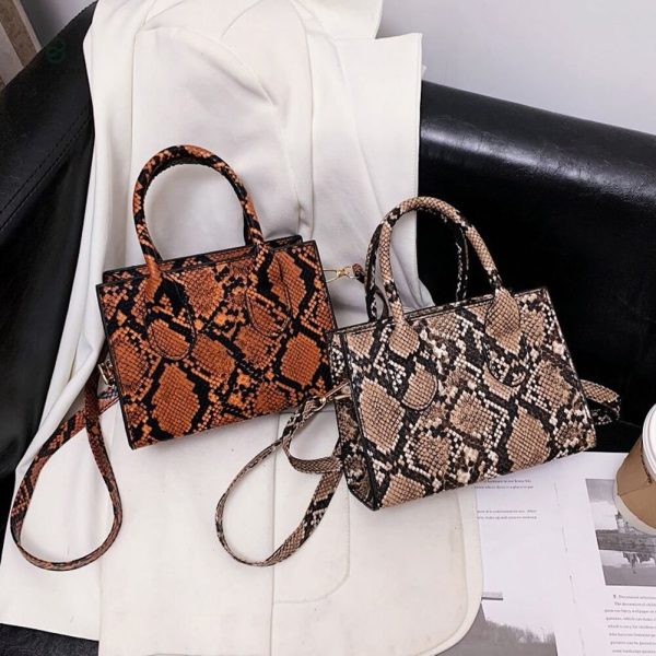 Sac en cuir marron foncé avec motif serpent distinctif