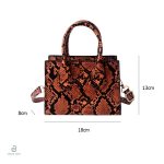Pochette style serpent marron pour un look tendance et chic