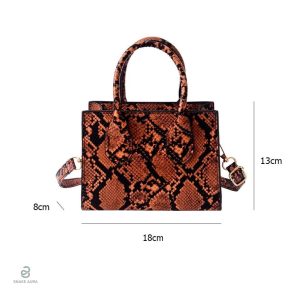 Pochette style serpent marron pour un look tendance et chic