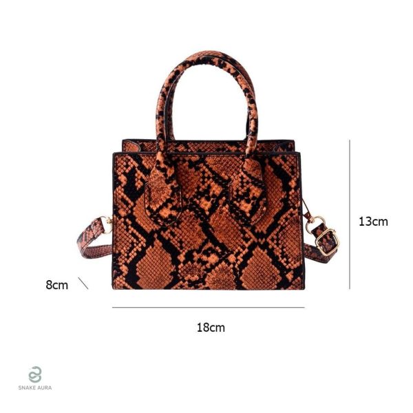 Pochette style serpent marron pour un look tendance et chic