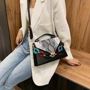Sac serpent noir avec design unique et chic
