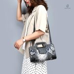 Sac Noir avec motif serpent, design élégant et contemporain