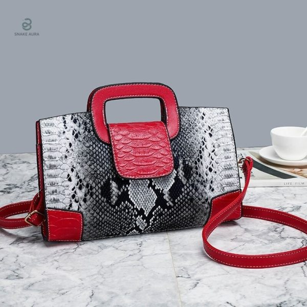 Sac serpent rouge au design rectangulaire tendance et moderne