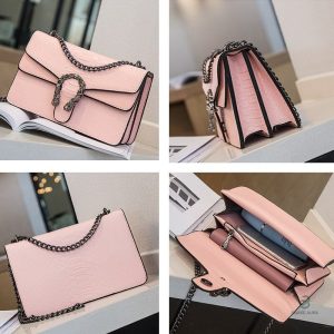 Variation de sac serpent en rose, accessoire chic pour toutes occasions